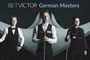 German Masters Poster: Judd Trump, Simon Lichtenberg und Lukas Kleckers vor einem stilisierten Hintergrund, der die markante Form des Tempodroms aufgreift.