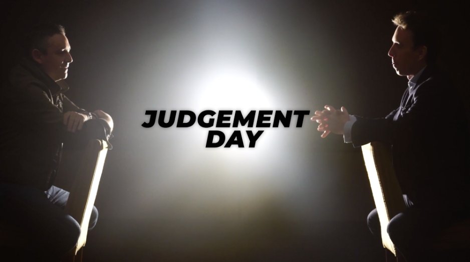 Alan McManus und Ken Doherty sitzen sich auf umgedrehten Stühlen gegenüber. In der Mitte ist starkes Gegenlicht und dort steht "Judgement Day"