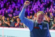 Masters 2022: Mark Williams verlässt mit erhobener Faust die Arena
