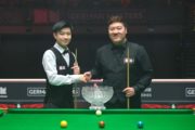 Vor dem Finale: Zhao und Yan beim Handschlag mit dem Pokal davor