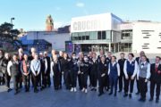 Teilnehmer*innen an der Weltmeisterschaft der Frauen vor dem Crucible Theatre in Sheffield