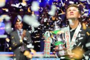 British Open Gewinner Ryan Day im Konfettiregen mit Pokal in der Hand