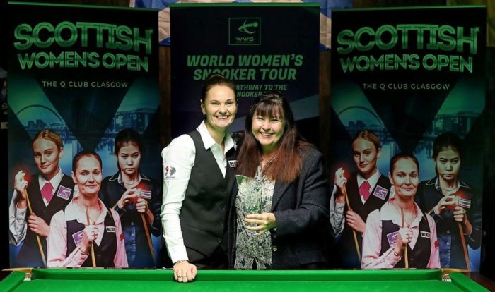 Scottish Womens Open Siegerin Reanne Evans mit Head of WWS Mandy Fisher und dem Pokal vor Displays mit Logo des Turniers