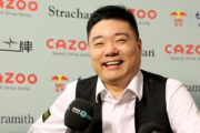 Ding Junhui lacht bei der Pressekonferenz über sein Erreichen des Halbfinale der UK Championship