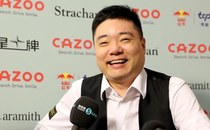 Ding Junhui lacht bei der Pressekonferenz über sein Erreichen des Halbfinale der UK Championship