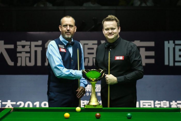 Handschlag Mark Williams und Shaun Murphy vor dem Finale der China Championship 2019.