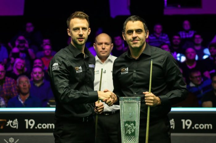 Ronnie O'Sullivan und Judd Trump beim Handschlag vor dem Finale
