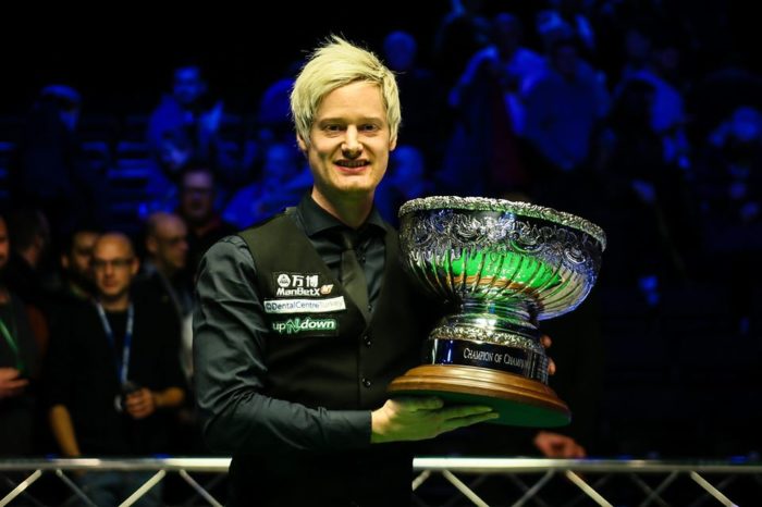 Neil Robertson mit dem Pokal des Champion of Champions 2019
