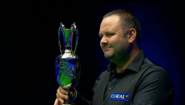 Stephen Maguire hält den silbernen Pokal der Tour Championship in den Händen.