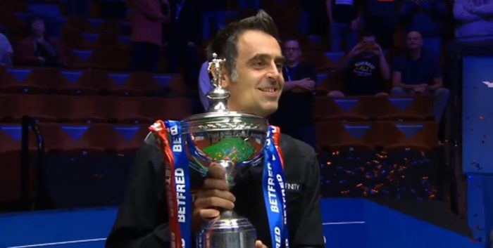 Ronnie O'Sullivan mit dem Pokal für den Weltmeister