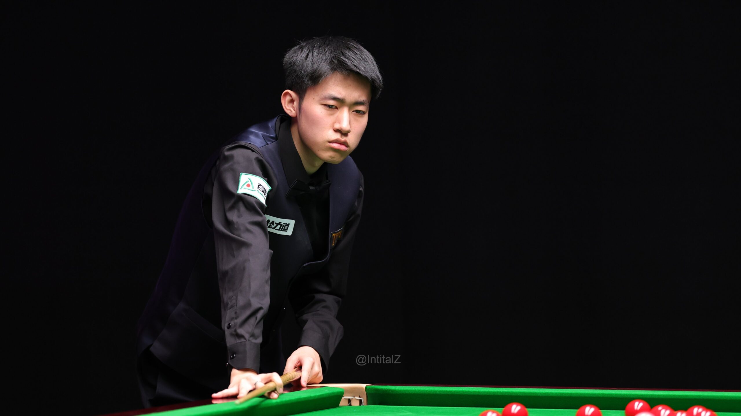 Ein junger chinesischer Spieler guckt auf den Tisch.