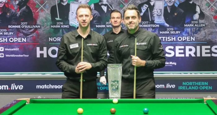 Judd Trump und Ronnie O‘Sullivan positionieren mit der der Trophäe und Referee Marcel Eckardt im Hintergrund für ein Foto vor Beginn ihres Finals