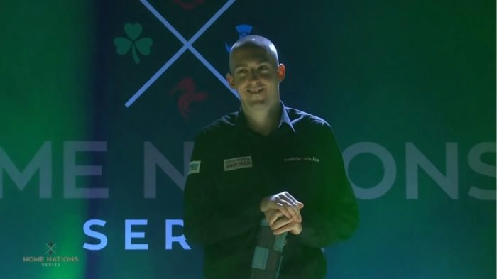 Grace im Gegenlicht vor dem Einmarsch in die Arena.