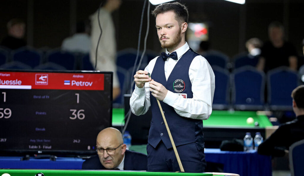 Florian Nüßle, ein junger, bärtiger Snookerspieler am Tisch