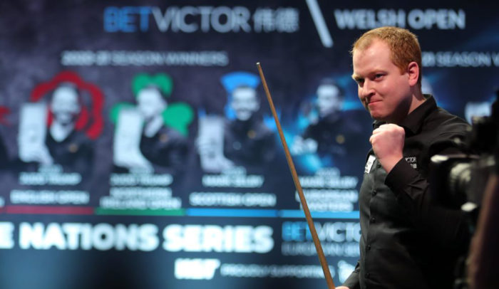 Jordan Brown, am rechten Bildrand zu sehen, ballt seine Hand zur Faust als ihm klar wird, dass er den Decider und damit die Welsh Open 2021 gewonnen hat.