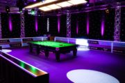 Ein Blick in die noch leere Arena in Milton Keynes vor den Halbfinals der Championship League. Der Tisch und die Umgebung ist violett beleuchtet.