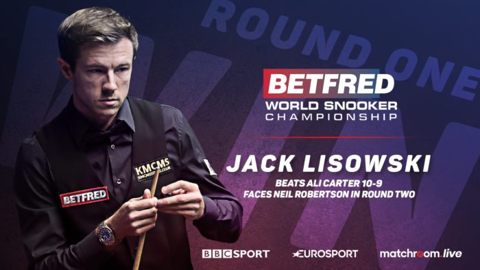 Jack Lisowski kreidet seine Pomeranze auf der linken Seiten. Text auf der rechten Seite der Grafik: Betfred World Snooker Championship. Jack Lisowski beats Ali Carter 10-9. Faces Neil Robertson in Round Two. BBC Sport, Eurosport, Matchroom Live.