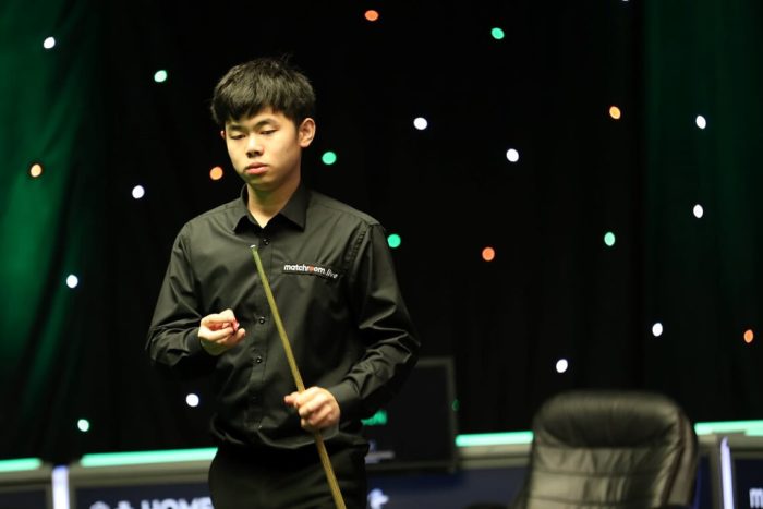 Yuan Sijun auf dem Weg zum Tisch.