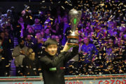 UK Championship Gewinner Zhao mit dem Pokal im Konfettiregen