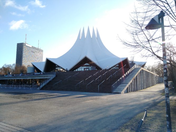 German Masters Snooker-Heimat Tempodrom: das Zelt von außen im Sonnenschein