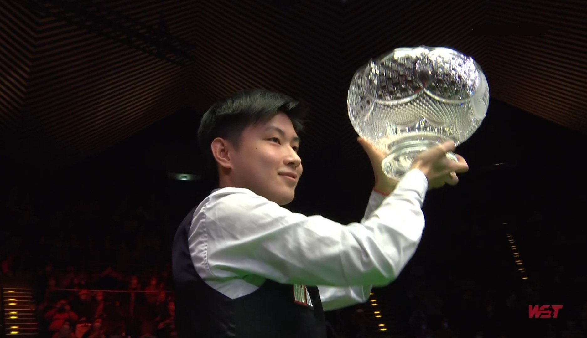 German Masters Champion 2022 Zhao Xintong mit der Brandon Parker Trophy