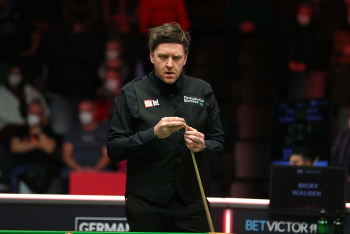 Auf dem Weg ins Halbfinale: Ricky Walden kreidet sein Queue
