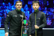 Ronnie O Sullivan und Fan Zhengyi vor dem Finale des European Masters. Zwischen ihnen steht die Trophäe, um die sie spielen.
