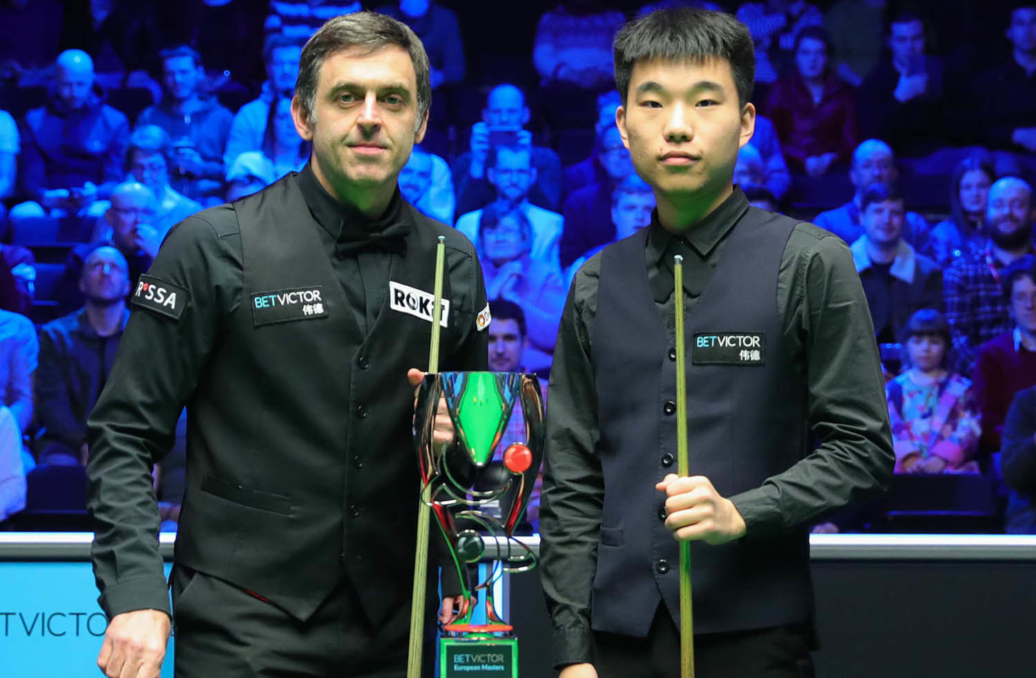 Ronnie O Sullivan und Fan Zhengyi vor dem Finale des European Masters. Zwischen ihnen steht die Trophäe, um die sie spielen.