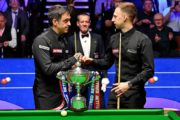 Snooker-WM Finale: Der Handschlag vor dem Spiel mit Trophäe, O'Sullivan und Trump