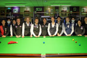 16 Spielerinnen stehen an einem Snookertisch während der UK Women's Championship 2022
