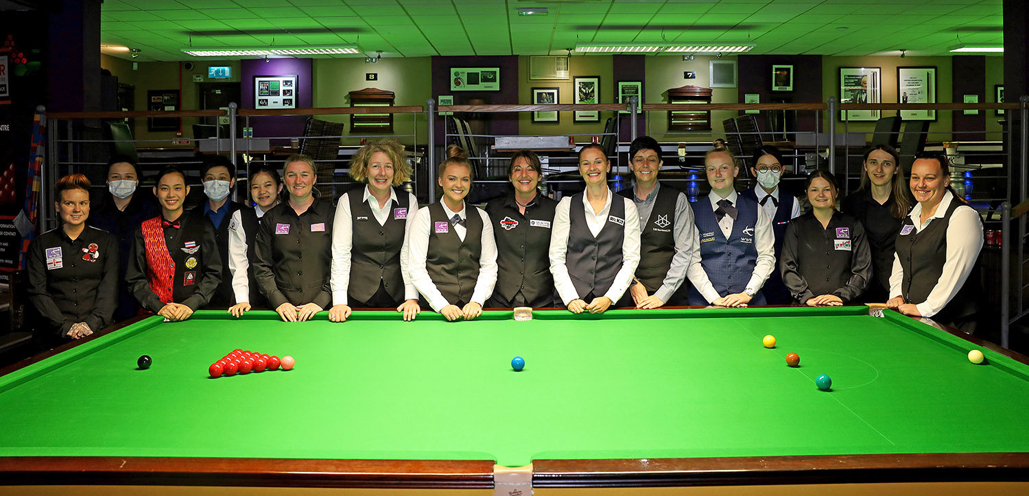 16 Spielerinnen stehen an einem Snookertisch während der UK Women's Championship 2022