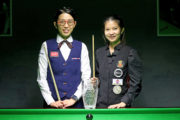 Ng On Yee und Mink Nutcharut haben ein freundliches Lächeln aufgesetzt. Sie posieren vor dem Finale mit der Glasvasen-Trophäe des Women's Masters