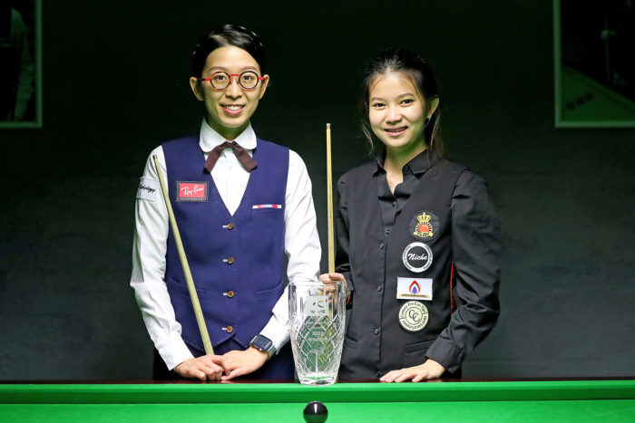 Ng On Yee und Mink Nutcharut haben ein freundliches Lächeln aufgesetzt. Sie posieren vor dem Finale mit der Glasvasen-Trophäe des Women's Masters