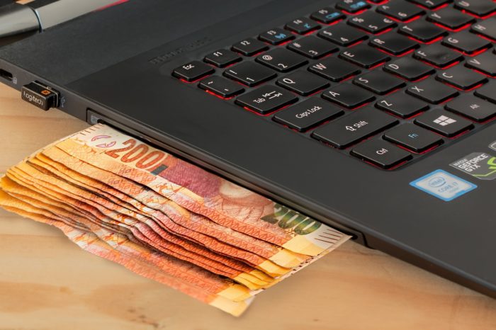 Wettskandal: Geldscheine sind unter ein Laptop geklemmt