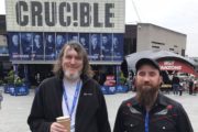 Snooker-Podcast Hosts Nick Metcalfe und Phil Haig, zwei bärtige weiße Männer mittleren Alters, die vor dem Crucible Theatre stehen.