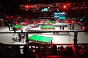 German Masters 2023, vier Snookertische in der Arena des Tempodrom. Rote Lichter, leere Tribüne im Hintergrund