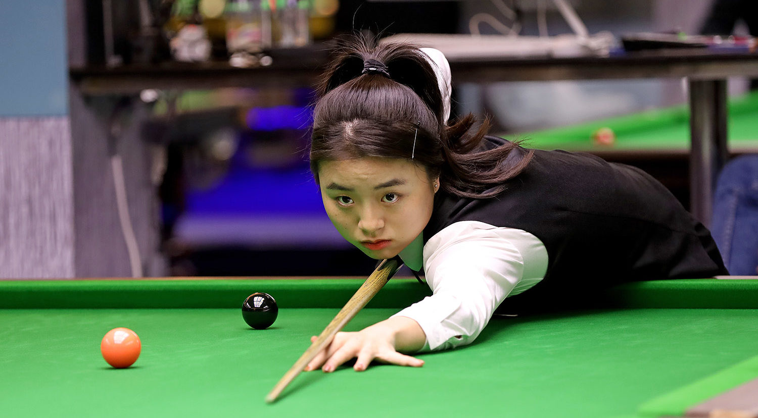 Bai Yulu bei der Weltmeisterschaft der Frauen 2023 am Snookertisch.