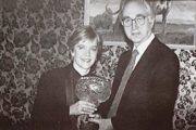Erfolgreiche Frauen im Snooker: Schwarz-weiß-Foto von einer jungen, weißen Frau und einem älteren Herren. Sie hält einen Glaspokal in der Hand.
