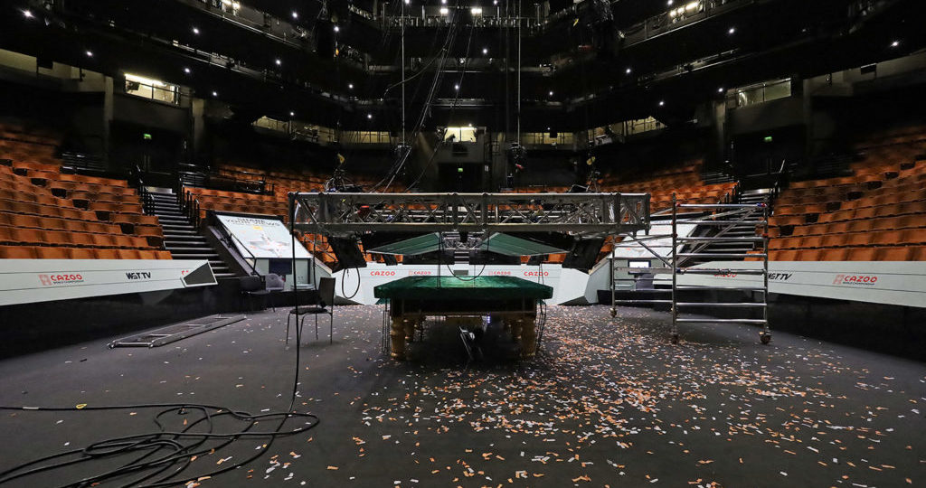 Das Crucible Theatre danach. Es ist leer, dunkel und es liegen viele Papierschnipsel von der Siegerehrung herum.