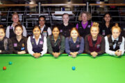 UK Women's Championship: Die 16 Spielerinnen des Achtelfinals lehnen sich auf einen Snookertisch.