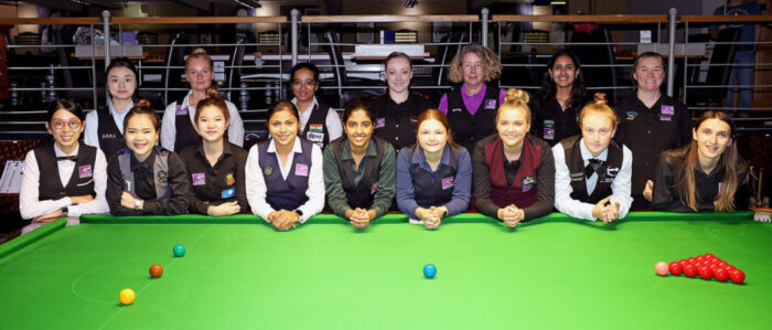 UK Women's Championship: Die 16 Spielerinnen des Achtelfinals lehnen sich auf einen Snookertisch.