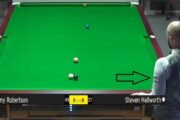 Sponsoring: Steven Hallworth am Snookertisch. Am Oberarm ist völlig unscharf ein Logo zu sehen.