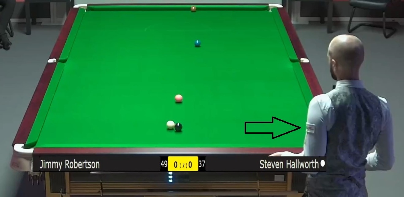 Sponsoring: Steven Hallworth am Snookertisch. Am Oberarm ist völlig unscharf ein Logo zu sehen.