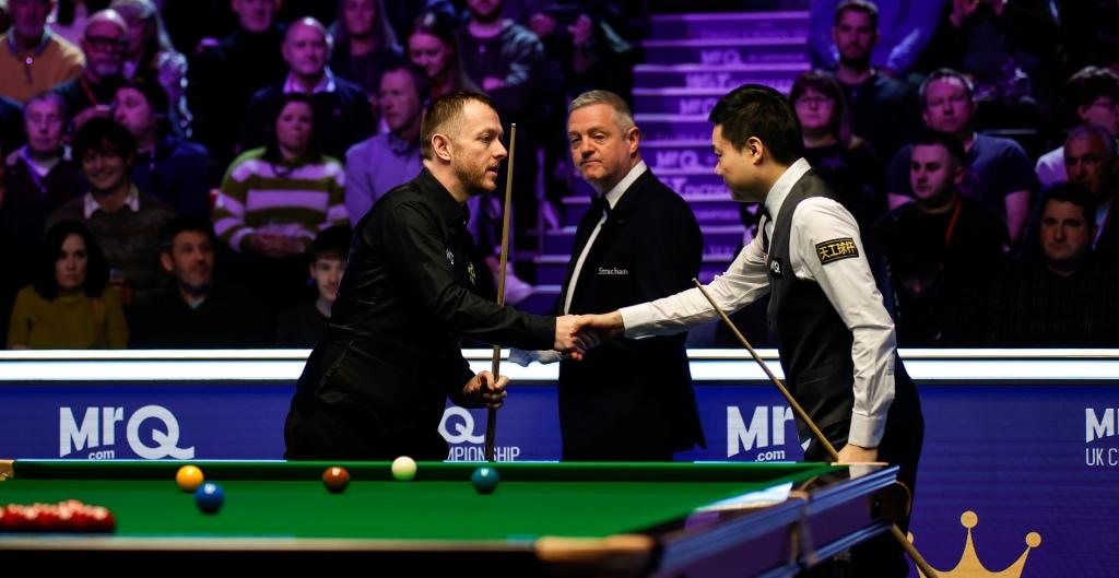 Mark Allen, Ding Junhui beim Handschlag am Snookertisch, dahinter der Schiedsrichter
