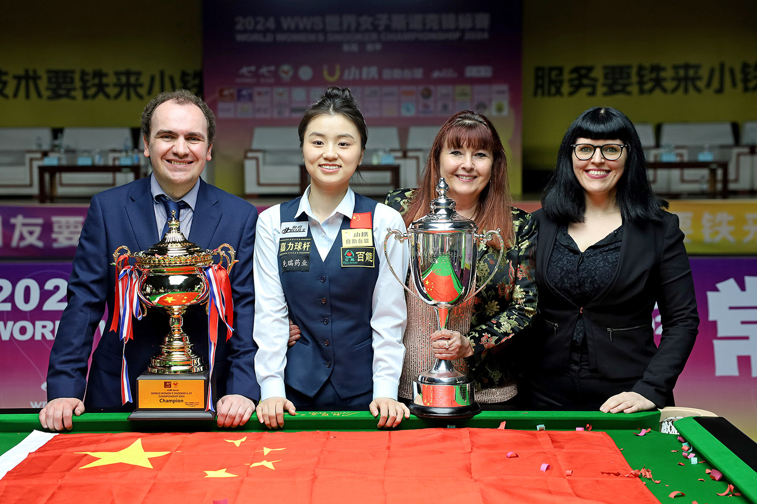 Das Team von World Women's Snooker mit der Weltmeisterin: Matt Huart, (Bai Yulu), Mandy Fisher, Diana Schuler