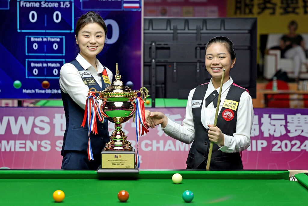 WM U21, vor dem Finale, Bai Yulu und Narucha Phoemphul (zwei junge Frauen, lächelnd) mit dem Pokal.