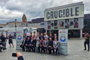 WM 2024: Die 16 gesetzten Spieler posieren vor dem Crucible Theatre.