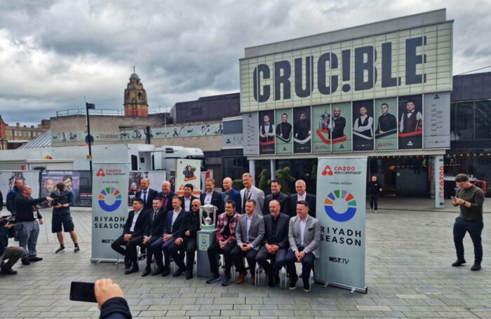 WM 2024: Die 16 gesetzten Spieler posieren vor dem Crucible Theatre.