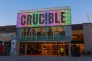 Ziel am Judgement Day: Das Crucible Theatre, hier in verschiedenen Farben leuchtend.