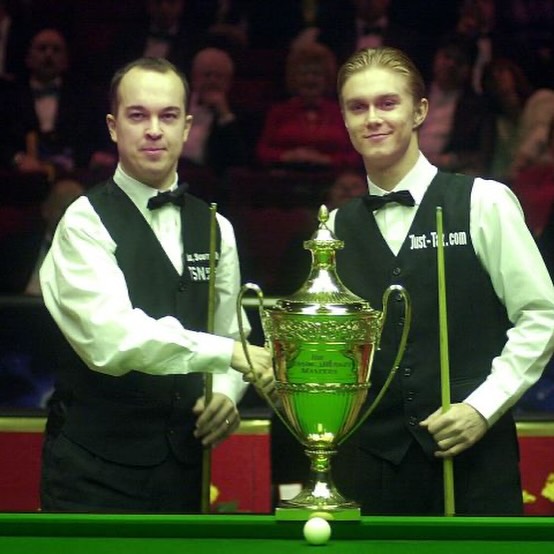 Fergal O'Brien und Paul Hunter beim Handschlag. Vor ihnen auf dem Snookertisch steht der Goldpokal des Masters 2001.